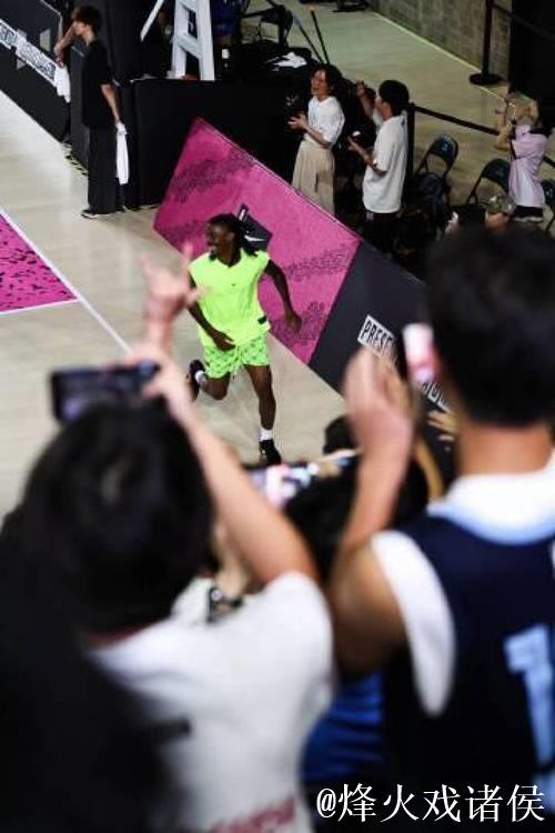 莫兰特转身摆脱防守上空篮打板过桥不沾框,随后无奈抱头 莫兰特转身摆脱防守上空篮打板过桥不沾框,随后无奈抱头