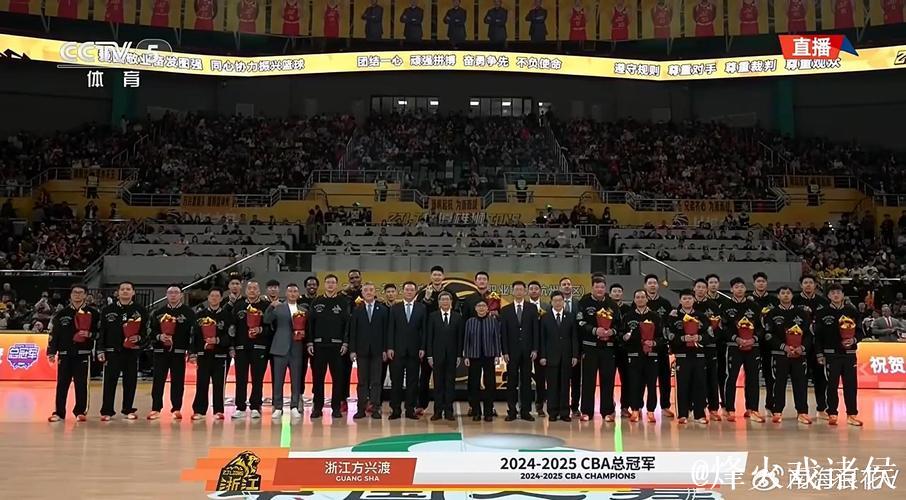 揭幕战温馨一幕!李春江受邀观看广厦总冠军颁奖仪式,受到热烈欢迎 揭幕战温馨一幕!李春江受邀观看广厦总冠军颁奖仪式,受到热烈欢迎